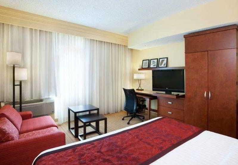 Отель Courtyard Marriott Houston Пэрленд Экстерьер фото